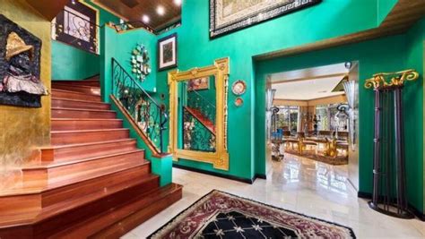 ‘Unusual’: Pink Versace house turns Aussies’ heads 